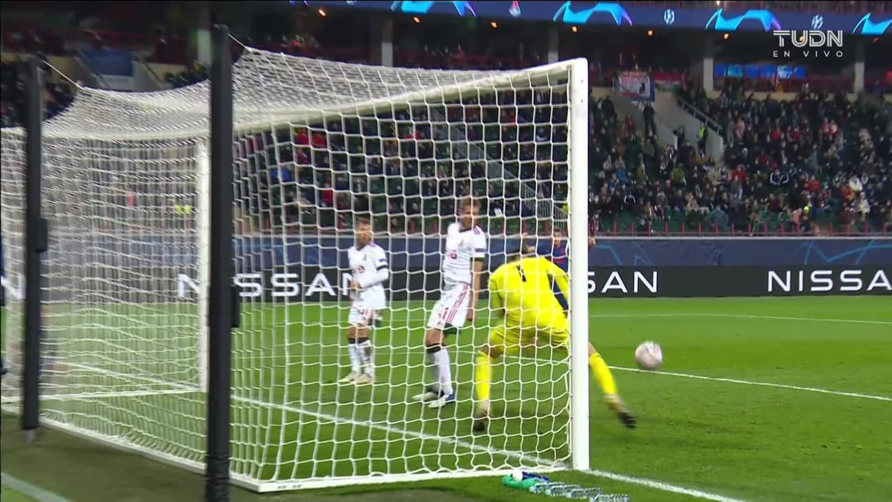 ¡TIRO ATAJADO! disparo por Luis Suárez.