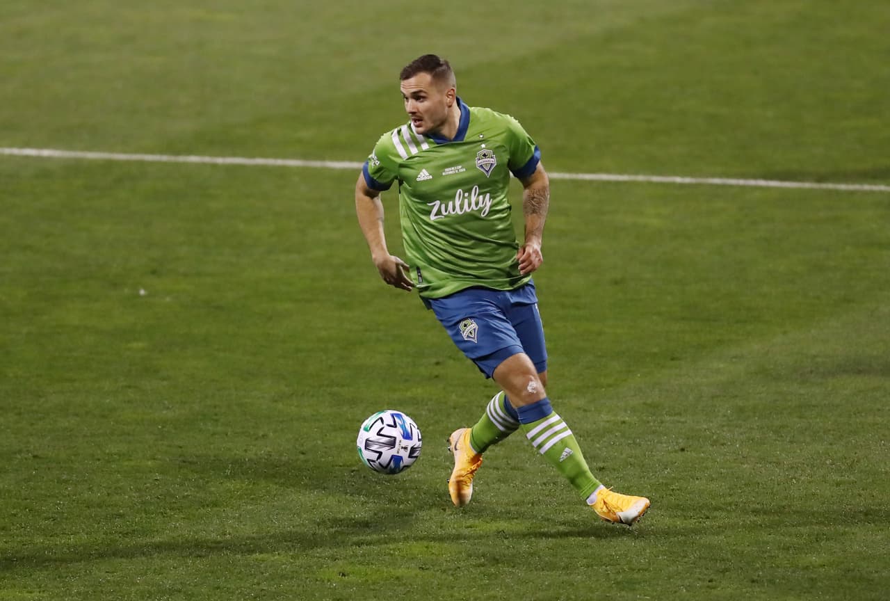 La versión titular es la presentada un año atrás: la tradicional casaca esmeralda con pantalones azules.