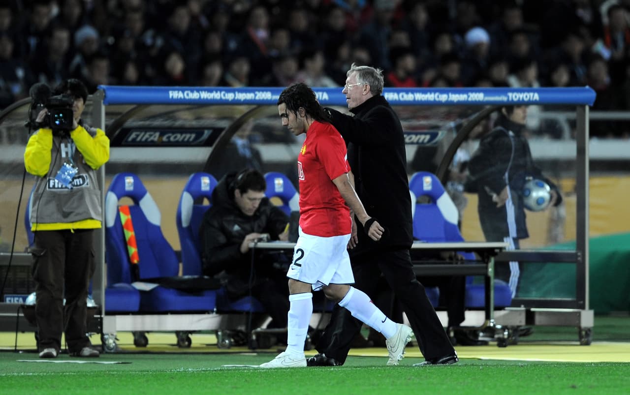 El argentino Carlos Tévez ganó Champions League y Mundial de Clubes con Manchester United, pero tuvo diferencias con los directivos y salió del club a pesar de sus buenas actuaciones.