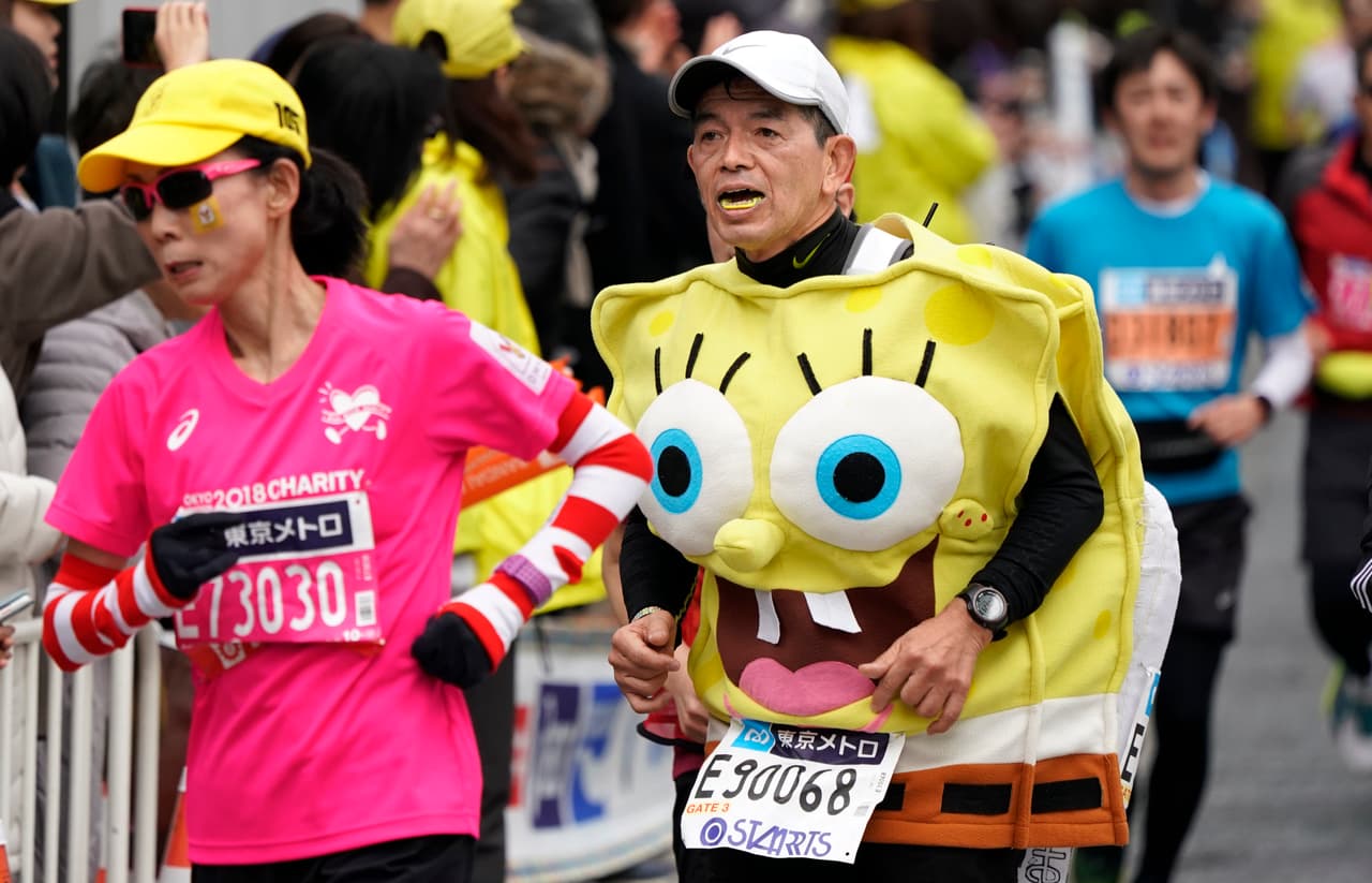 La Maratón de Tokio dio apertura a la temporada de las grandes carreras del atletismo mundial, en medio del colorido de algunos de sus participantes y sus curiosos atuendos.