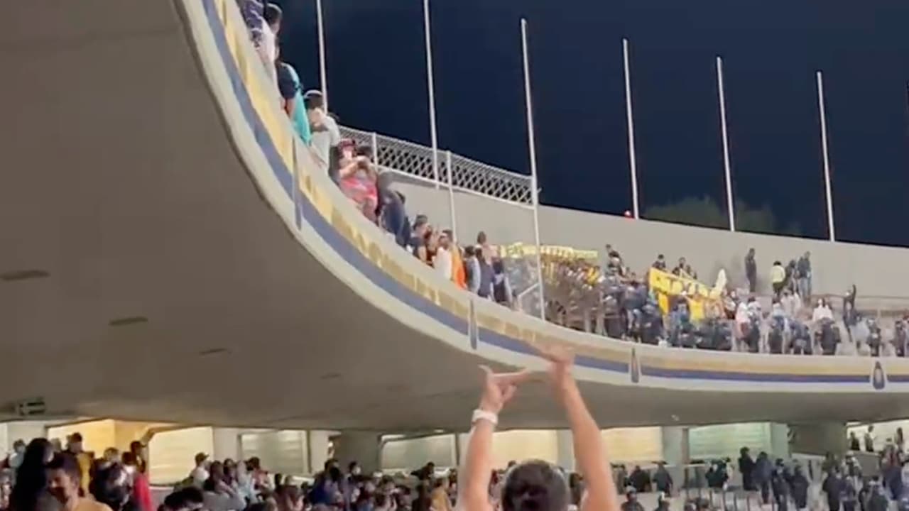 Porra de América provoca a la de Pumas antes de abandonar C.U.