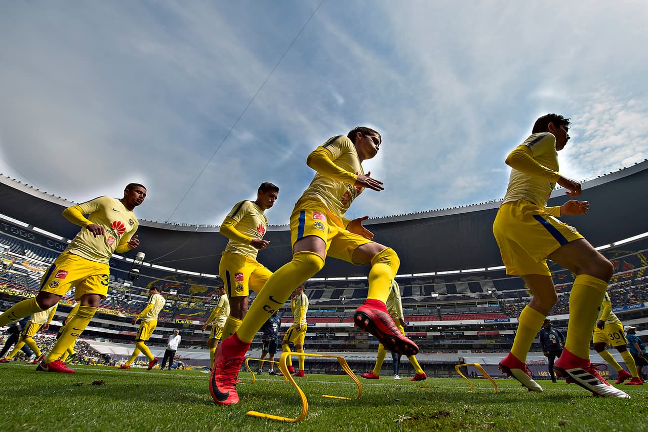 Las Águilas, tanto el equipo varonil y femenil, convivieron con los aficionados y se tomaron la foto oficial con ellos en el Estadio Azteca.