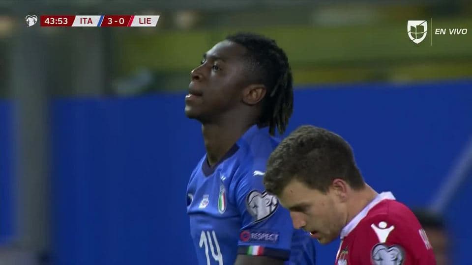 ¡CERCA!. Moise Kean disparó que se estrella en el poste.