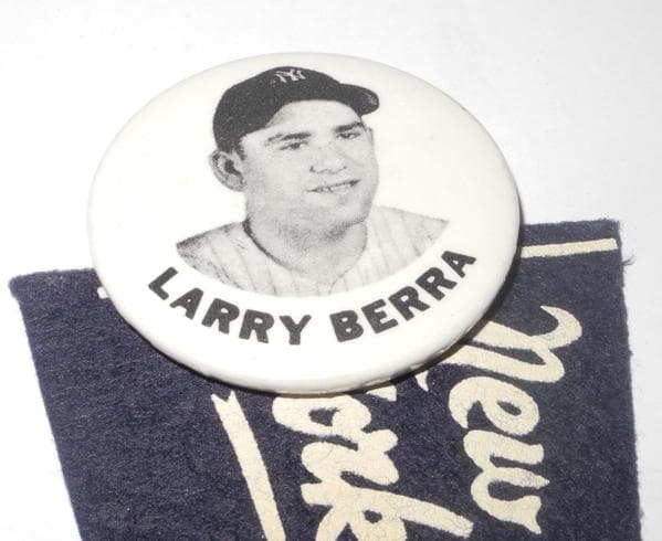 Yogi Berra comenzó su carrera en las menores de los Cardenales de San Luis y poco después fue transferido a los Yankees, pero su carrera tuvo una pausa durante la segunda guerra mundial durante la cual sirvió en la Marina.a