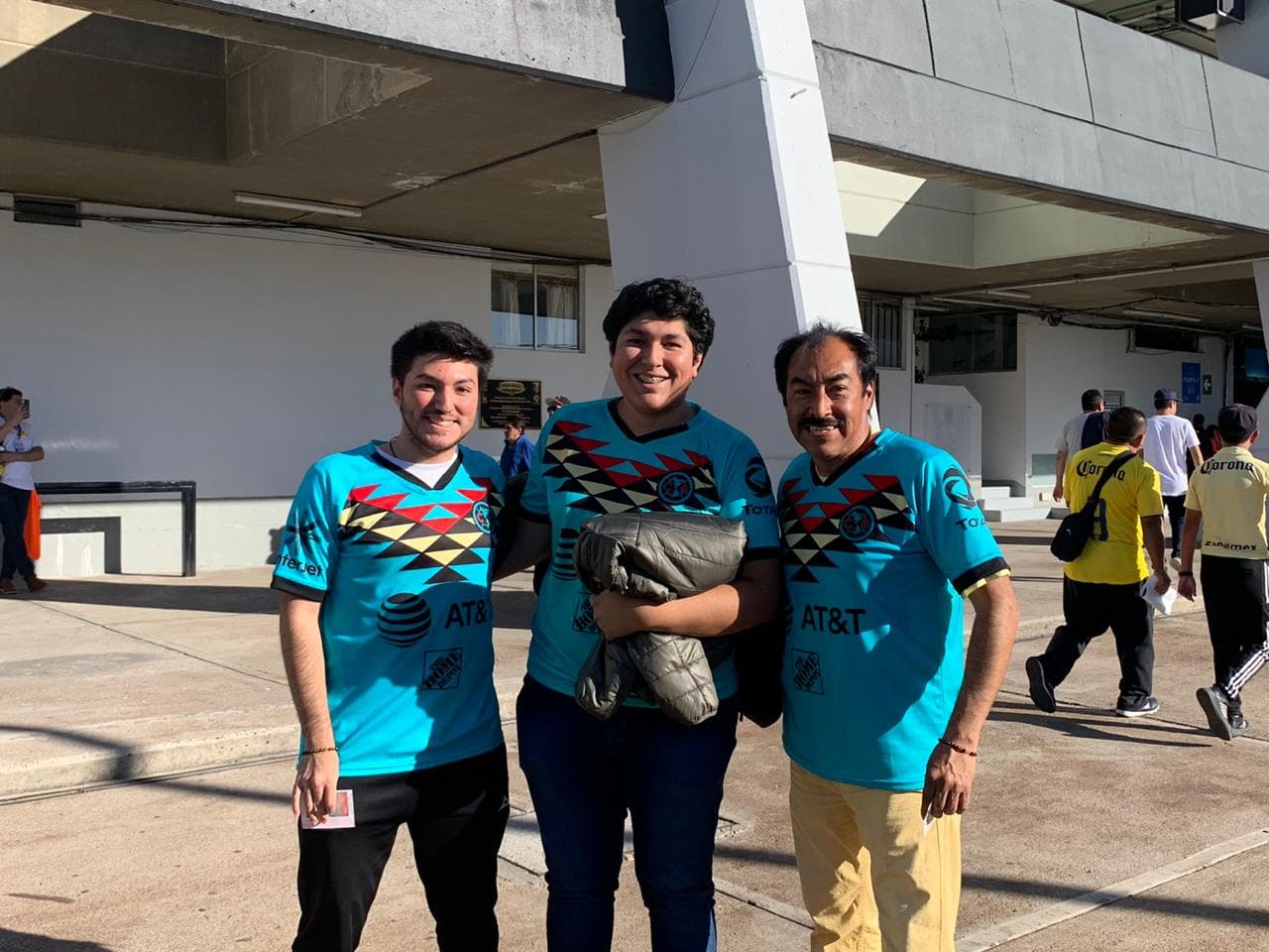 Una gran cantidad de aficionados azulcremas llegan a la Corregidora para el juego entre Querétaro y América.