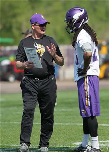El head coach Mike Zimmer hablando con el novato egresado de Michigan State, Trae Waynes (AP-NFL).