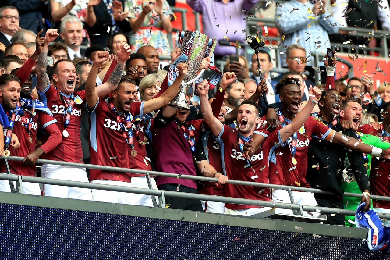 Aston Villa selló su regreso a la Premier League tres años después, tras derrotar 2-1 al Derby County en los Playoffs de la Championship en Wembley. Acompañará al Nowich City y al Sheffield United, que ascendieron directamente.