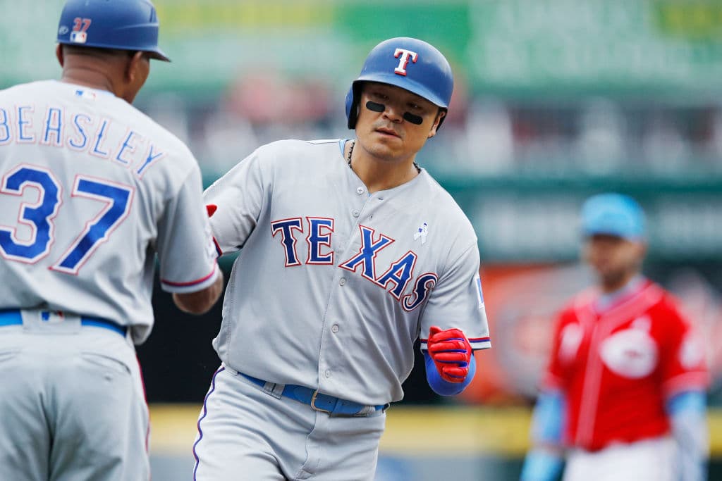 Gray trabajó desde el montículo en torno a un jonrón solitario de Shin-Soo Choo y a un vuelacercas de dos carreras de Hunter Pence para completar cinco innings en un partido cuyo arranque inició con un retraso de una hora y 34 minutos.
