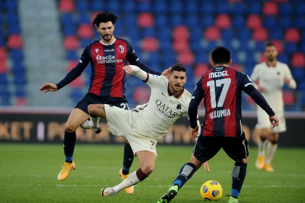 AS Roma no tiene piedad y golea al Bologna 5-1. Andrea Poli hace autogol, pero después Edin Dzeko y Lorenzo Pellegrini sumaron más. Bryan Cristante le dio el gol del honor a los de bolonia, pero los giallorossi cerraron la goleada con Jordan Veretout y Henrikh Mkhitaryan.