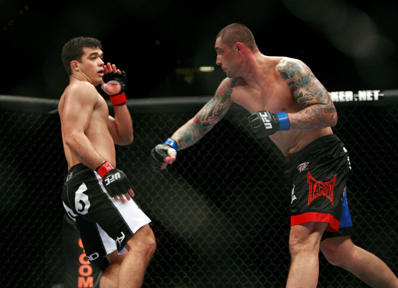 El brasileño Thiago Silva (der.), peleador de Ultimate, amenazó en febrero de 2014 a su esposa y a personas de su academia, por lo que fue detenido.