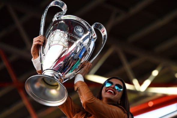 Mientras tanto el trofeo espera para ver en manos de quién termina.