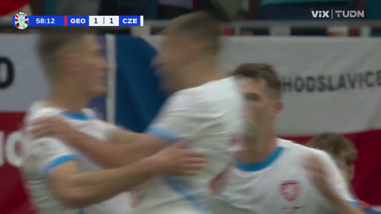 ¡República Checa lo empata! Rebote que empuja Schick en la línea