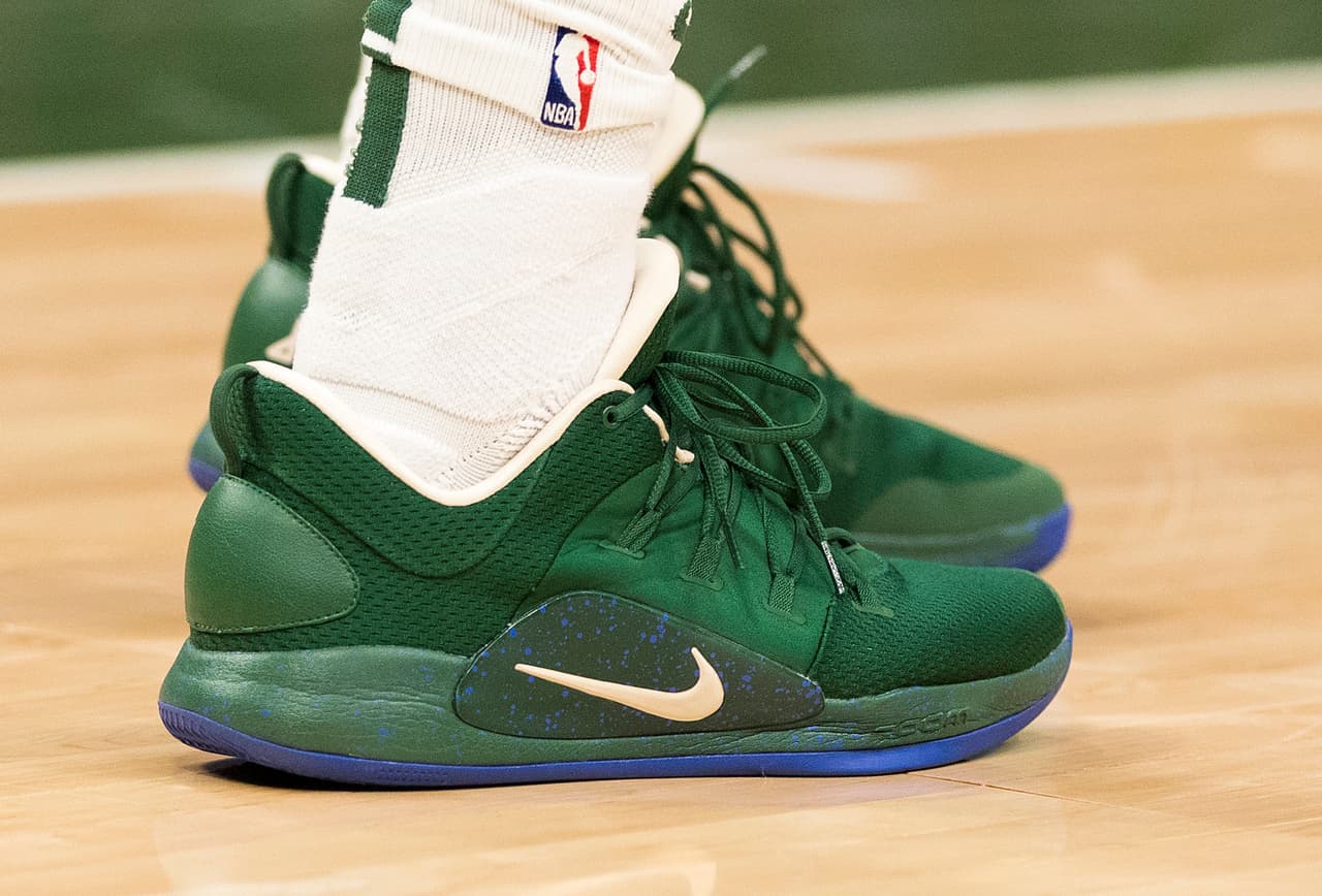 El delantero estrella de los Milwaukee Bucks Khris Middleton se calzó este par de Nike Hyperdunk X Low ante los Los Angeles Lakers en el Fiserv Forum.