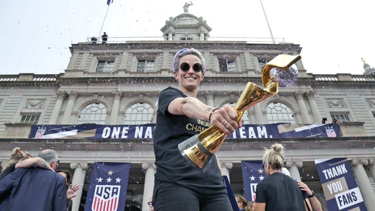 Megan Rapinoe, con el trofeo de campeonas del Mundial Francia 2019.