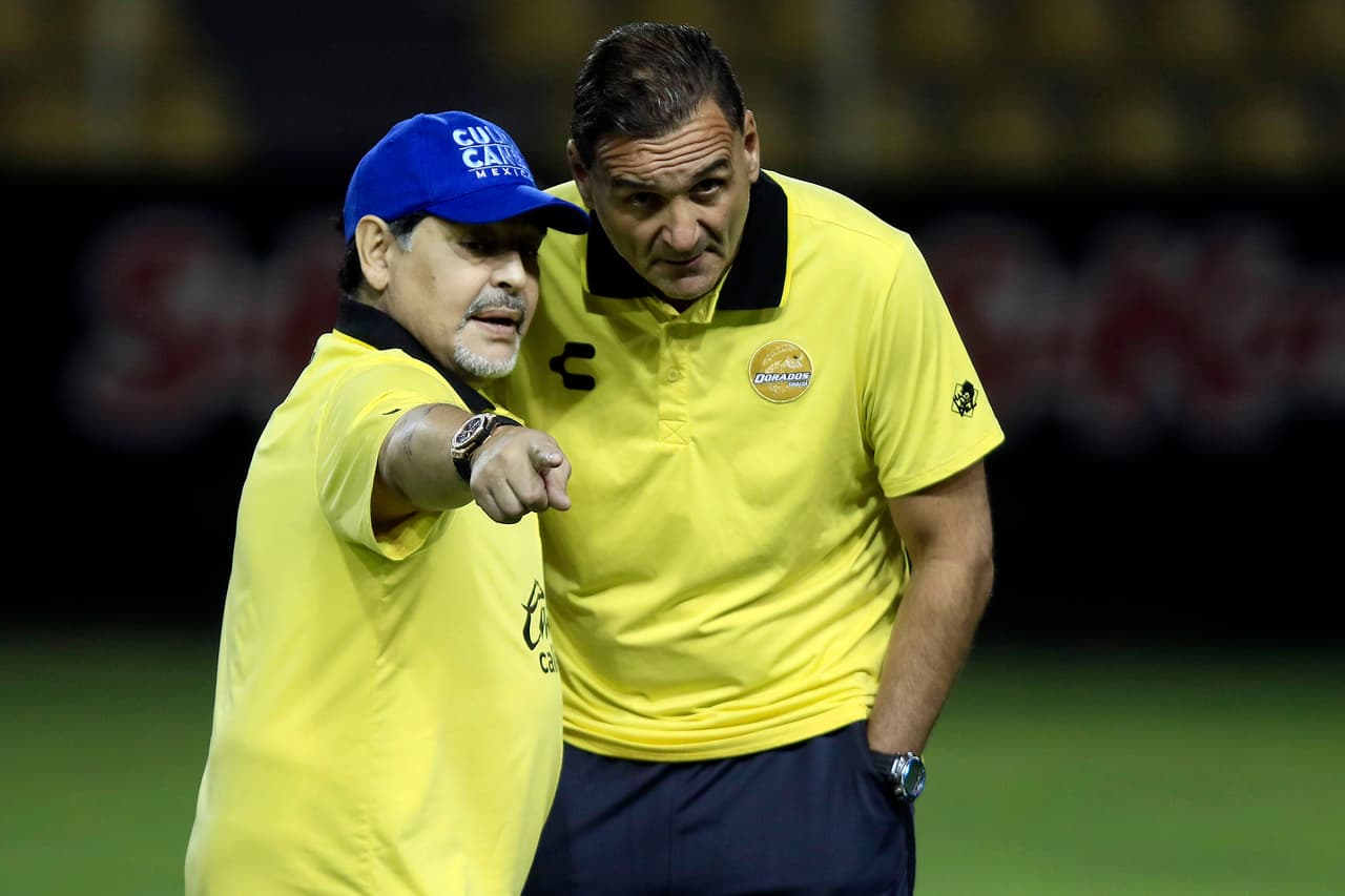 Antes del partido el técnico de los Dorados de Sinaloa, Diego Maradona, coversaba con su asistente, Luis Islas sobre la estrategia ante un equipo que apenas permitió 15 goles en el torneo.
