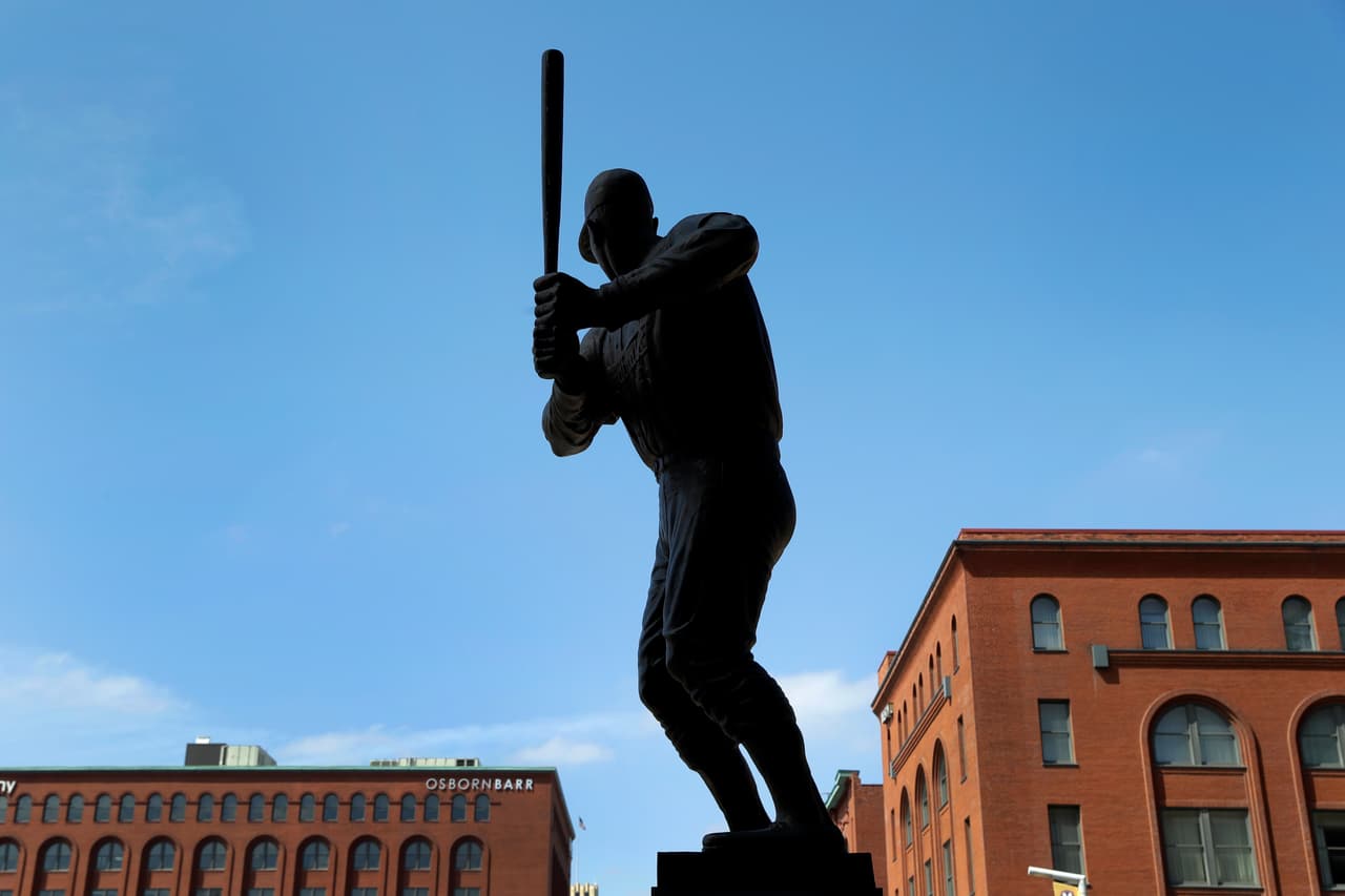 La estatua de Stan Musial, afuera del Busch Stadium.