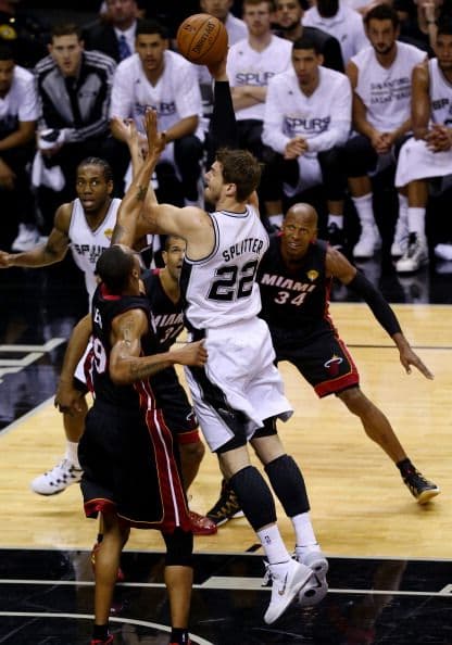 Todo o nada. Dispuestos a dejar la vida en la cancha San Antonio fue por su quinto campeonato mientras Miami buscaba salir de la mala racha 3-1 pese a que ningún equipo en la historia lo había logrado en una final. San Antonio apaleó a Miami.          