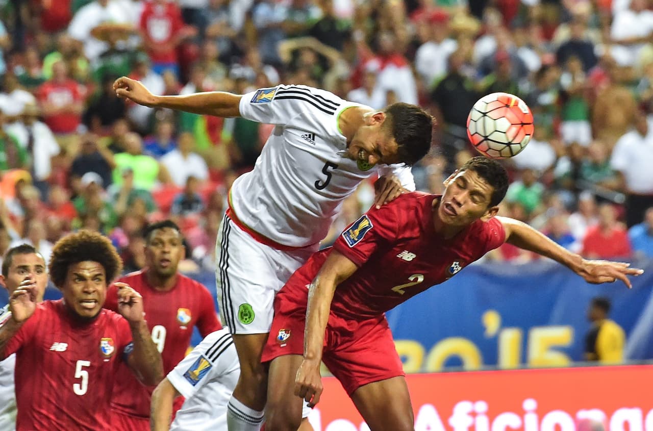 Para evitar esto es básico cortar los pases largos o en su defecto acomodarse mejor unos metros atrás para rechazar el esférico ya sea con la cabeza o las piernas sin que los rivales reciban la redonda.