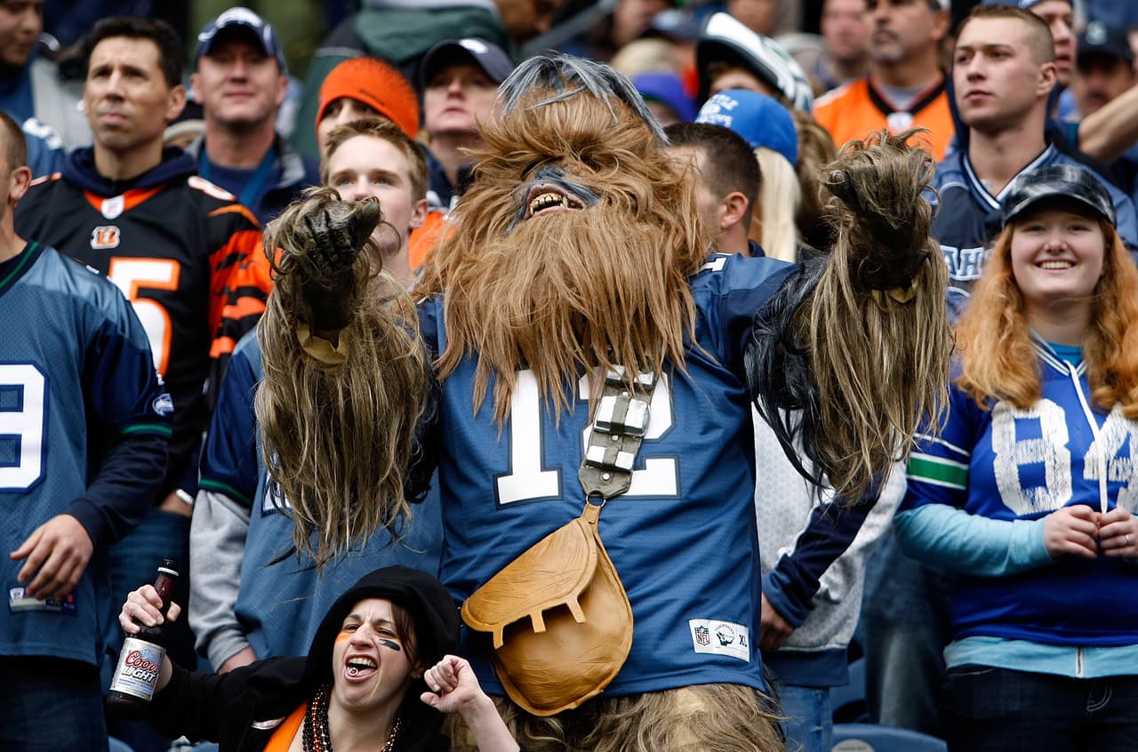 Día Internacional de Star Wars y los fans de la NFL y de la exitosa película nos enseñan sus mejores disfraces para que "la fuerza los acompañe" durante los partidos.