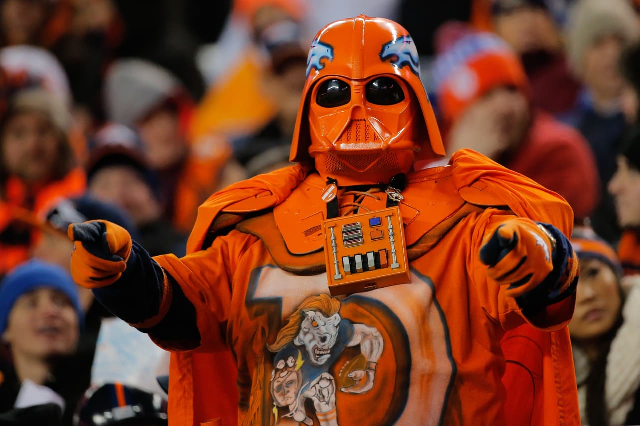 Día Internacional de Star Wars y los fans de la NFL y de la exitosa película nos enseñan sus mejores disfraces para que "la fuerza los acompañe" durante los partidos.
