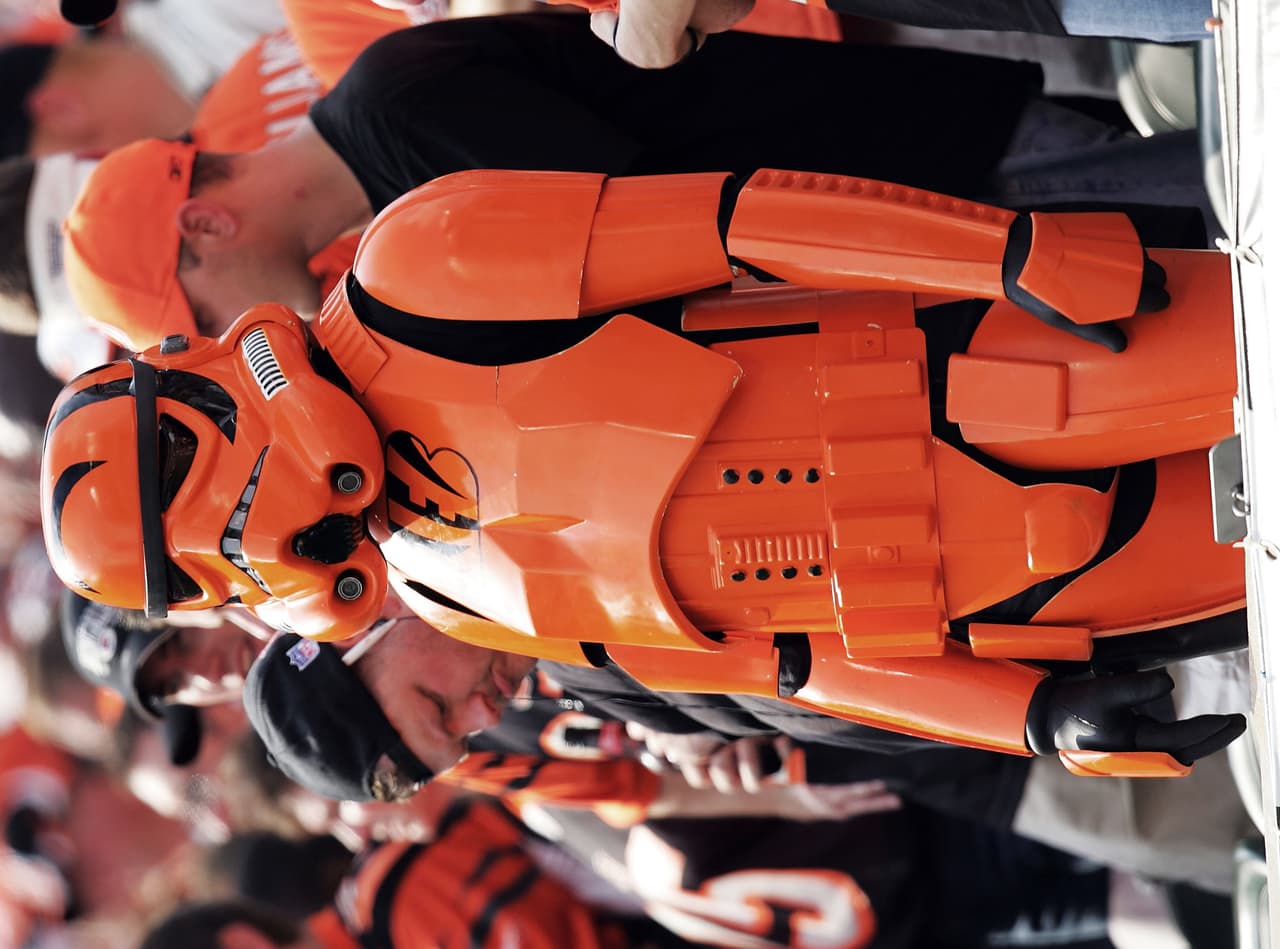 Día Internacional de Star Wars y los fans de la NFL y de la exitosa película nos enseñan sus mejores disfraces para que "la fuerza los acompañe" durante los partidos.