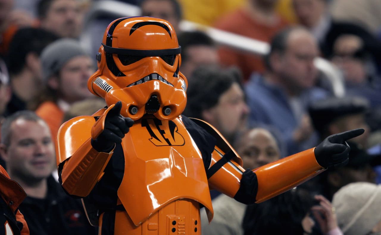 Día Internacional de Star Wars y los fans de la NFL y de la exitosa película nos enseñan sus mejores disfraces para que "la fuerza los acompañe" durante los partidos.