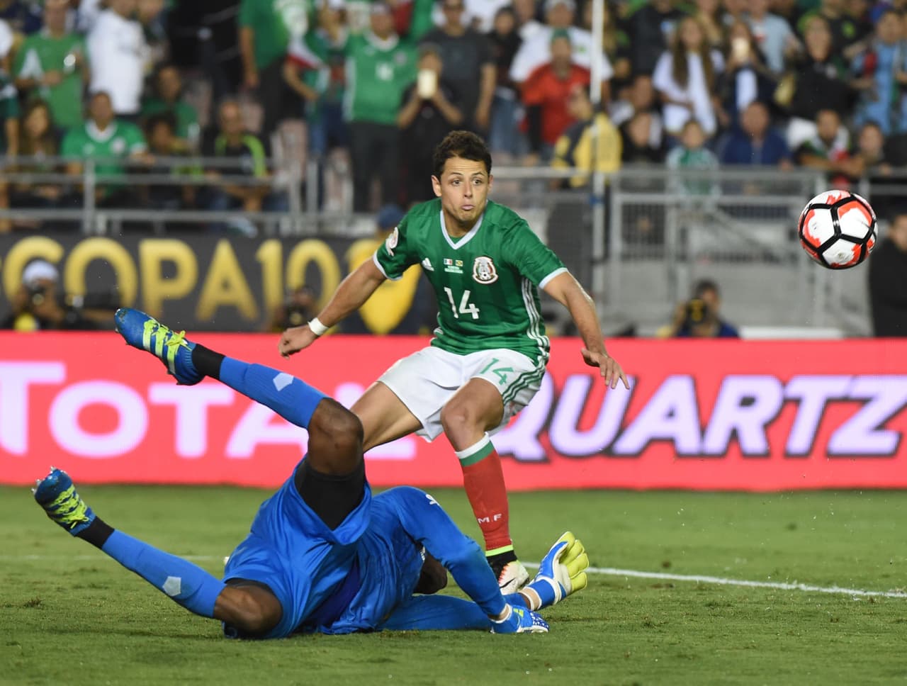 Javier 'Chicharito' Hernández lucha con Andre Blake, portero de Jamaica