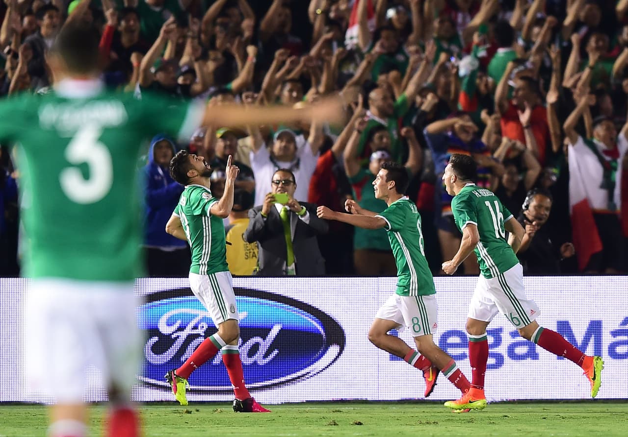 Oribe Peralta, responsable del segundo gol de México, celebra junto a sus compañeros Hirving Lozano y Héctor Herrera