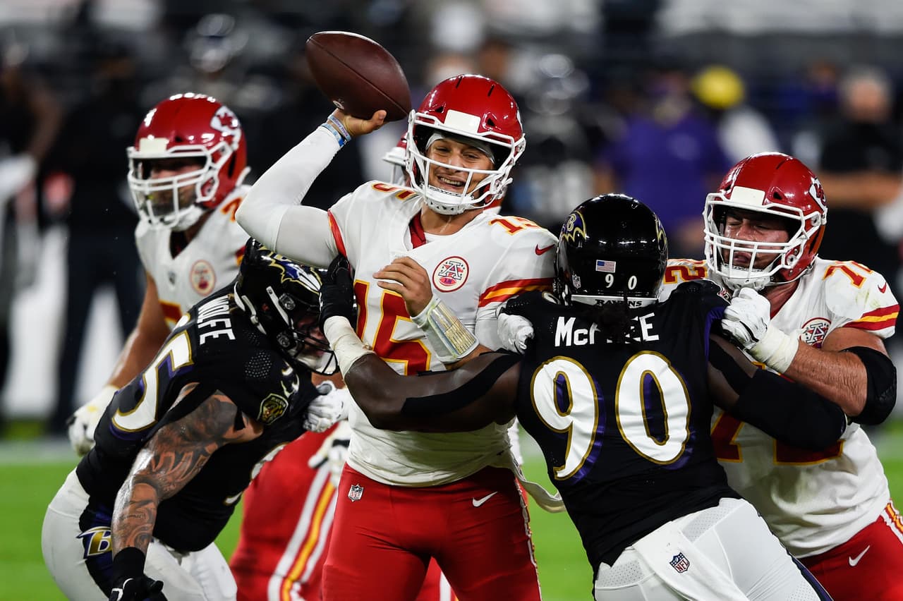 Patrick Mahomes supera las 350 yardas por aire, manda cuatro pases de touchdown y mete uno más por tierra en la victoria 34-20 sobre los Baltimore Ravens.