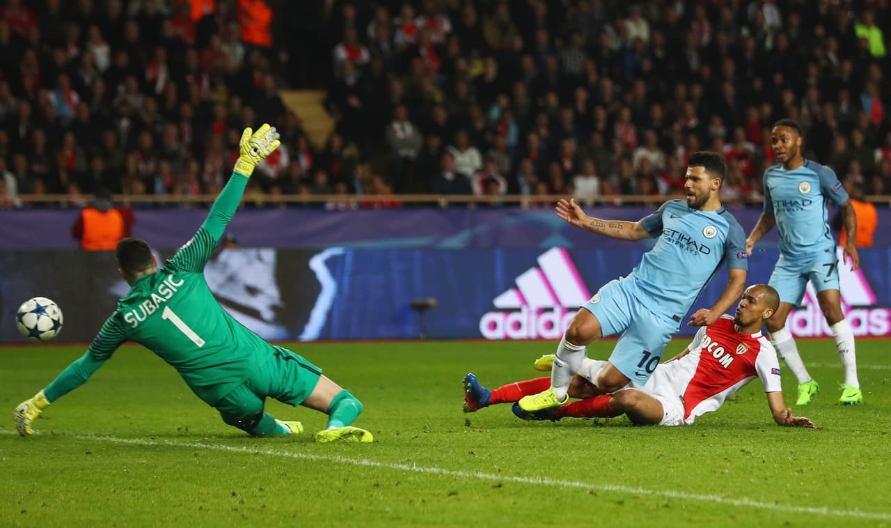 El 'Kun' Agüero fue el que más insistió, pero Subasic se lo negó enó 3 oportunidades.