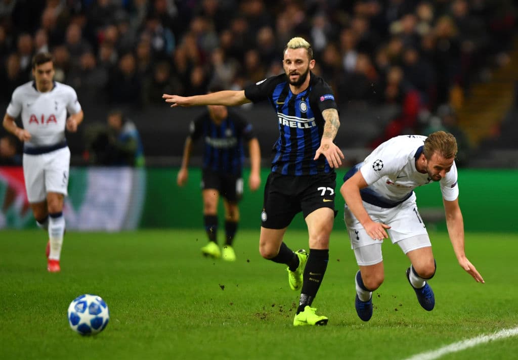 Pero los jugadores del Internazionale no iban a ponérselo fácil, de hecho desde los minutos iniciales le dejaron claro a Kane que no iba a ser un día de campo.