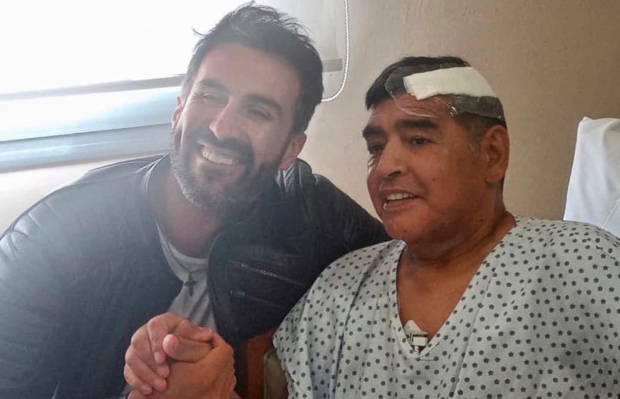 Tremenda despedida de la afición a Maradona en el hospital