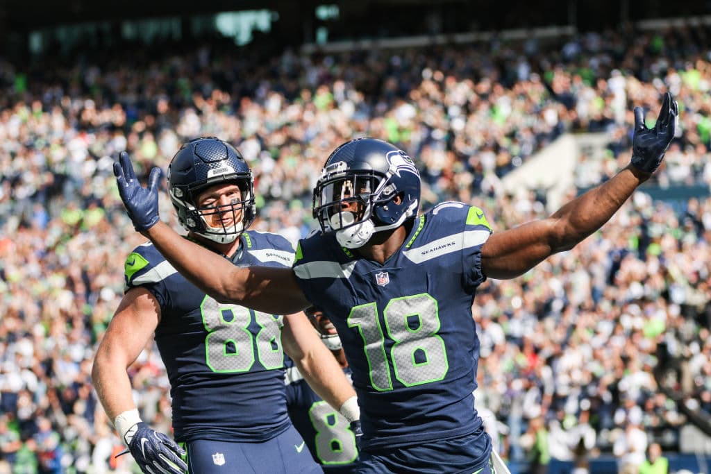 Russell Wilson se conectó con Jaron Brown (18) para un pase de 16 yardas que mandó adelante a los inquilinos del CenturyLink Field con marcador de 7-0 para Seattle. Esto en el segundo cuarto.