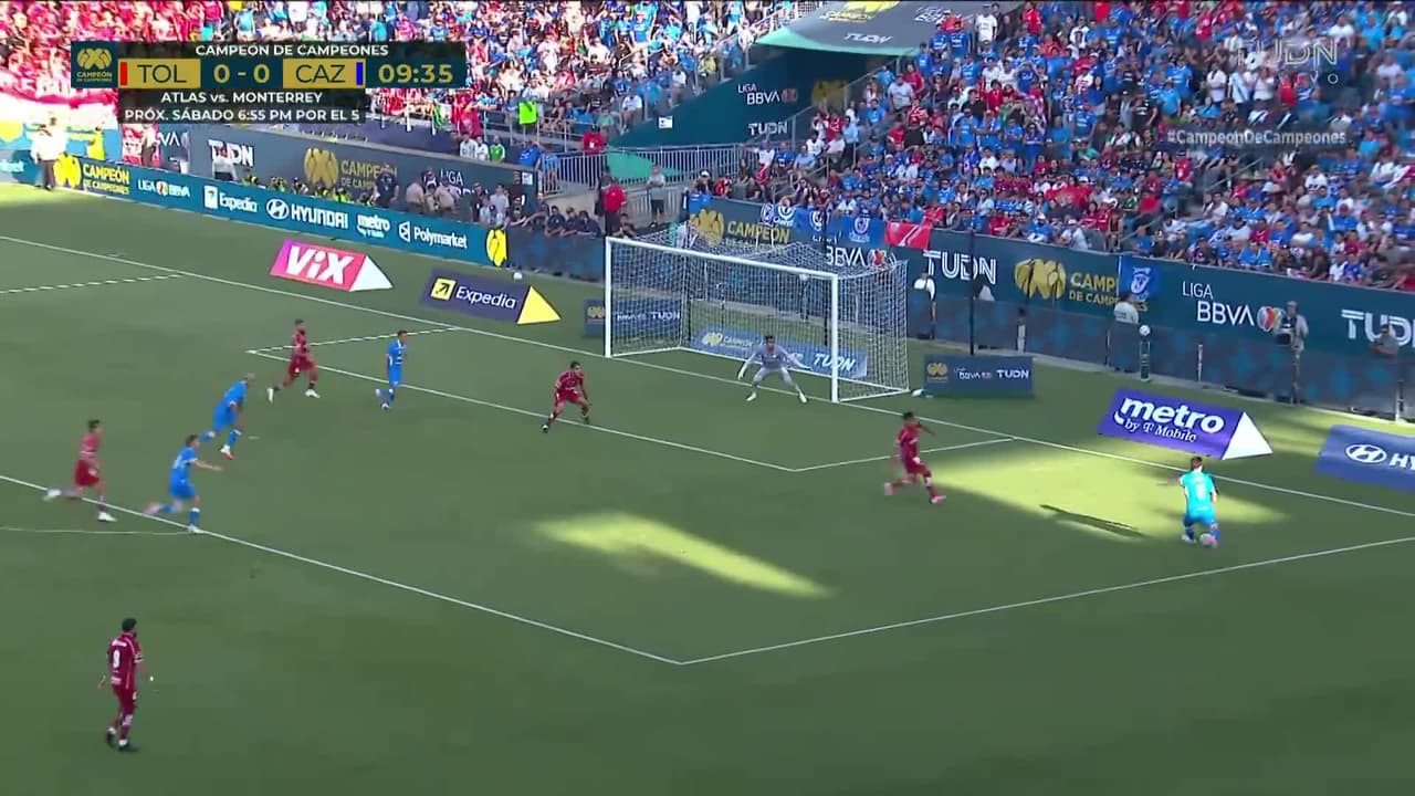 ¡Luis García a nada del oso luego de un trallazo que era el primero para Cruz Azul!