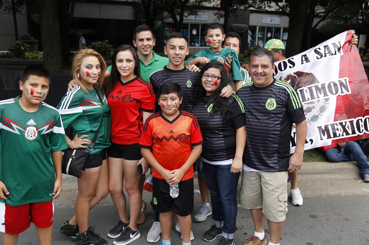 La afición pintó de verde, blanco y rojo las inmediaciones del estadio de Carolina donde se vivió un ambiente extraoridinario con el apoyo incondicional para el Tri previo al choque de México con Trinidad y Tobago.
