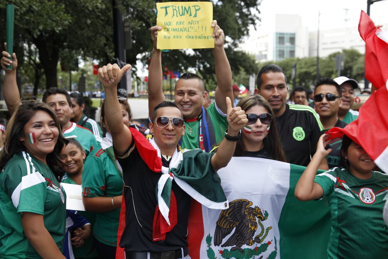 La afición pintó de verde, blanco y rojo las inmediaciones del estadio de Carolina donde se vivió un ambiente extraoridinario con el apoyo incondicional para el Tri previo al choque de México con Trinidad y Tobago.