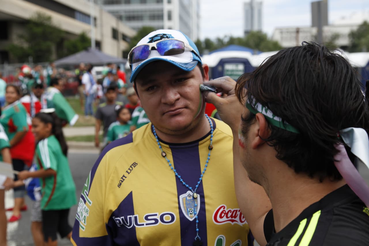 La afición pintó de verde, blanco y rojo las inmediaciones del estadio de Carolina donde se vivió un ambiente extraoridinario con el apoyo incondicional para el Tri previo al choque de México con Trinidad y Tobago.