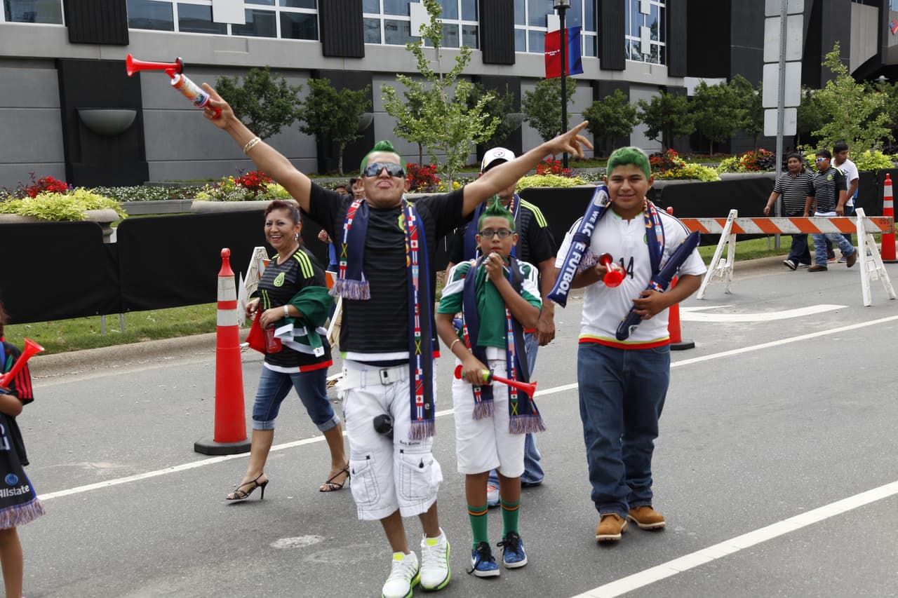 La afición pintó de verde, blanco y rojo las inmediaciones del estadio de Carolina donde se vivió un ambiente extraoridinario con el apoyo incondicional para el Tri previo al choque de México con Trinidad y Tobago.