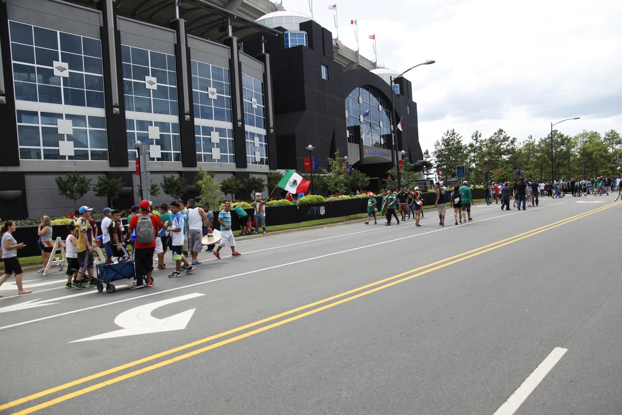 La afición pintó de verde, blanco y rojo las inmediaciones del estadio de Carolina donde se vivió un ambiente extraoridinario con el apoyo incondicional para el Tri previo al choque de México con Trinidad y Tobago.