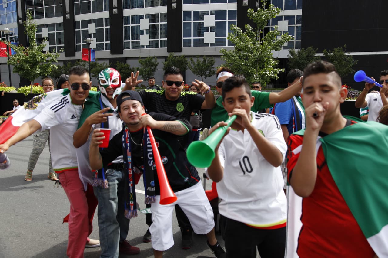 La afición pintó de verde, blanco y rojo las inmediaciones del estadio de Carolina donde se vivió un ambiente extraoridinario con el apoyo incondicional para el Tri previo al choque de México con Trinidad y Tobago.