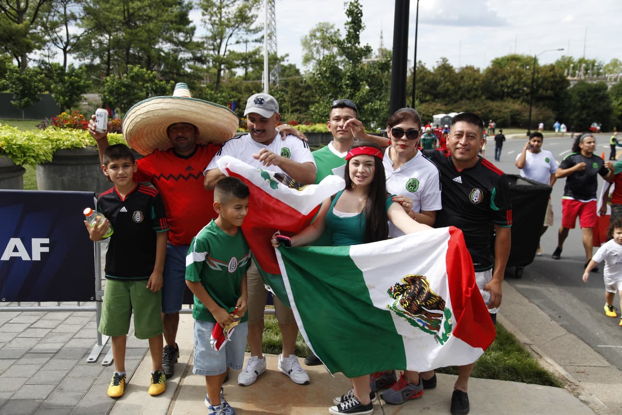 La afición pintó de verde, blanco y rojo las inmediaciones del estadio de Carolina donde se vivió un ambiente extraoridinario con el apoyo incondicional para el Tri previo al choque de México con Trinidad y Tobago.