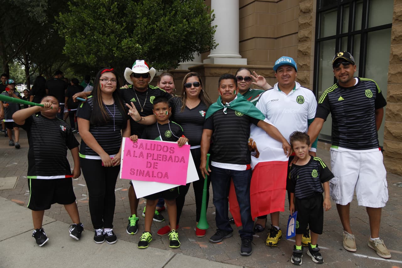 La afición pintó de verde, blanco y rojo las inmediaciones del estadio de Carolina donde se vivió un ambiente extraoridinario con el apoyo incondicional para el Tri previo al choque de México con Trinidad y Tobago.