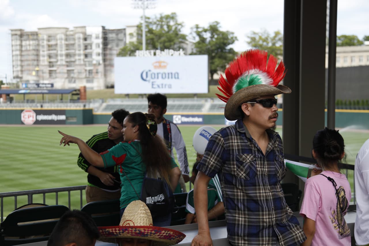 La afición pintó de verde, blanco y rojo las inmediaciones del estadio de Carolina donde se vivió un ambiente extraoridinario con el apoyo incondicional para el Tri previo al choque de México con Trinidad y Tobago.