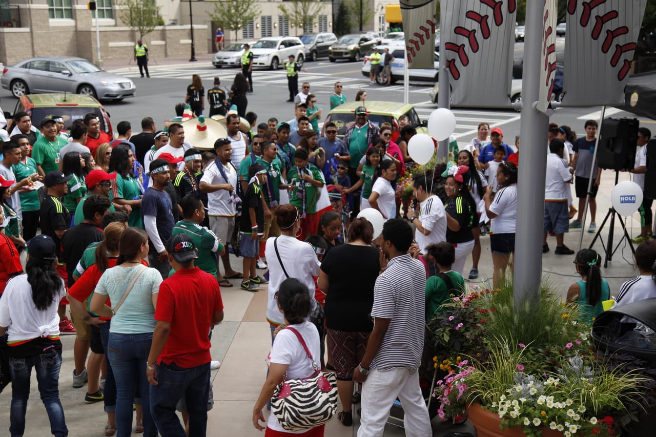 La afición pintó de verde, blanco y rojo las inmediaciones del estadio de Carolina donde se vivió un ambiente extraoridinario con el apoyo incondicional para el Tri previo al choque de México con Trinidad y Tobago.