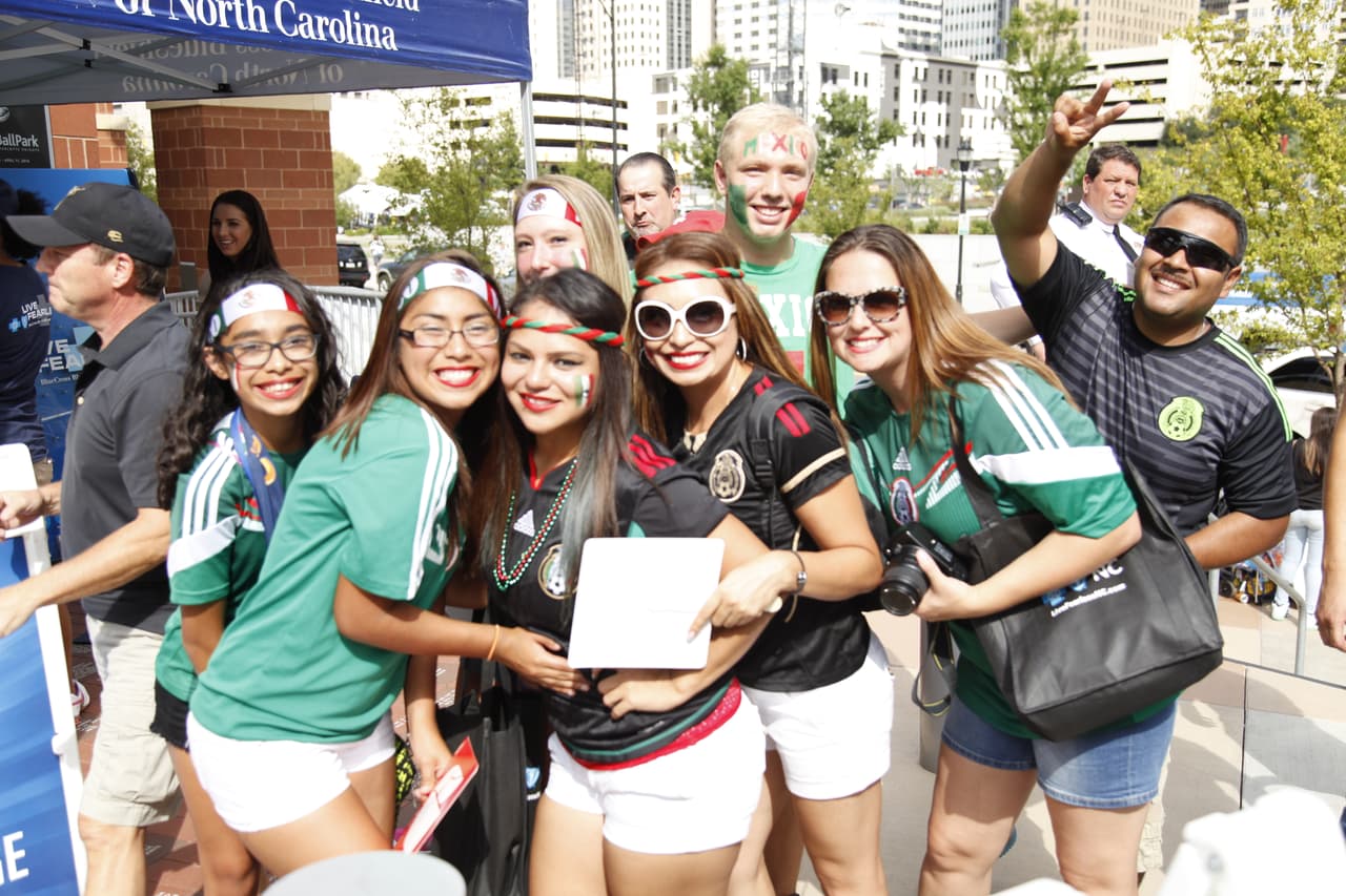 La afición pintó de verde, blanco y rojo las inmediaciones del estadio de Carolina donde se vivió un ambiente extraoridinario con el apoyo incondicional para el Tri previo al choque de México con Trinidad y Tobago.