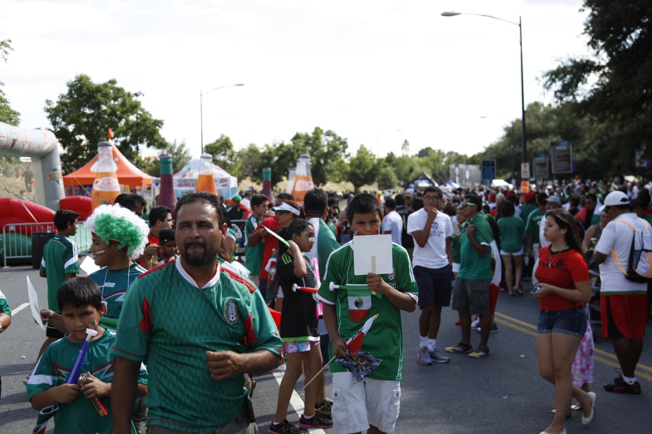 La afición pintó de verde, blanco y rojo las inmediaciones del estadio de Carolina donde se vivió un ambiente extraoridinario con el apoyo incondicional para el Tri previo al choque de México con Trinidad y Tobago.