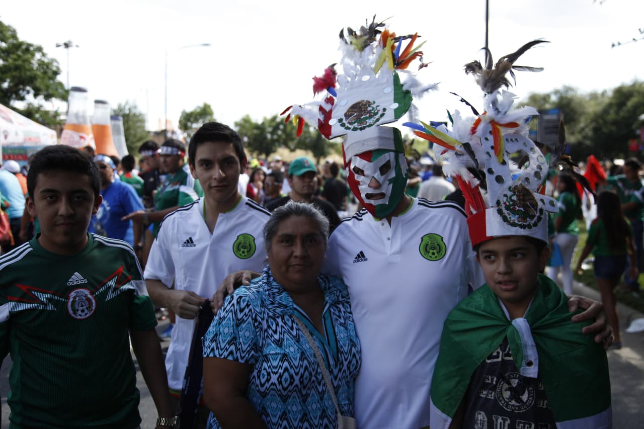 La afición pintó de verde, blanco y rojo las inmediaciones del estadio de Carolina donde se vivió un ambiente extraoridinario con el apoyo incondicional para el Tri previo al choque de México con Trinidad y Tobago.