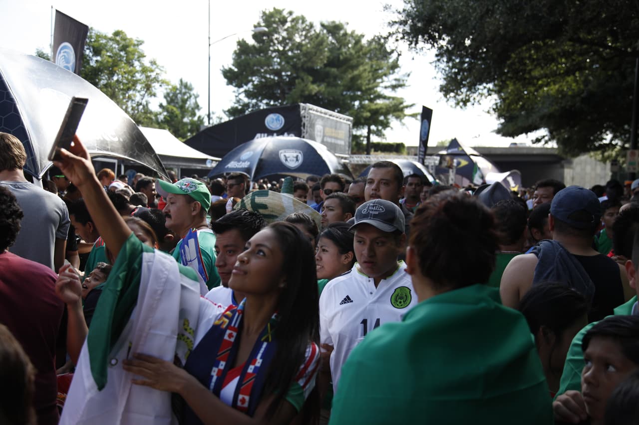 La afición pintó de verde, blanco y rojo las inmediaciones del estadio de Carolina donde se vivió un ambiente extraoridinario con el apoyo incondicional para el Tri previo al choque de México con Trinidad y Tobago.