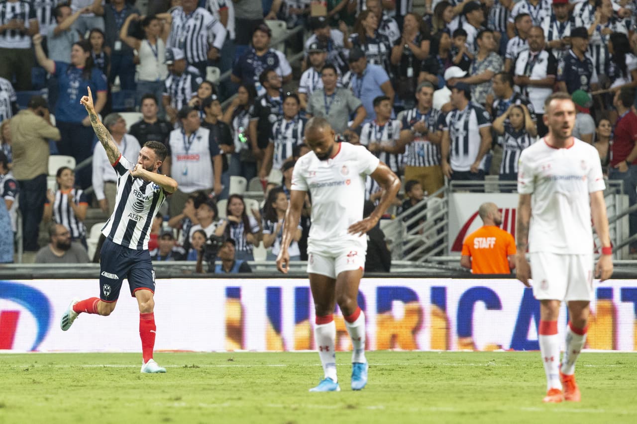 Miguel Layún marcó de tiro libre en una jugada que se le pasó a todos los elementos dentro del área y se coló en las redes, ocurrió al 21'.