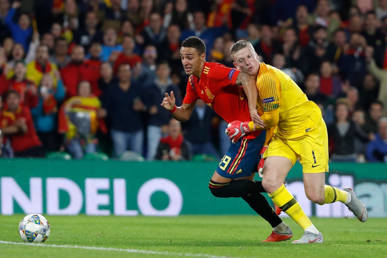 A los 76 minutos Pickford comete un extraño error al jugar con los pies un balón en su área, lo pierde con Alcácer. Pedían penalti por un jalón sobre el atacante español.